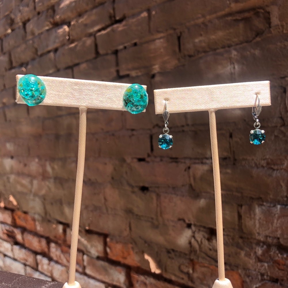 2 pairs of earrings